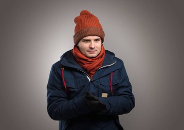 Yakışıklı çocuk sıcak giysiler içinde dondurma