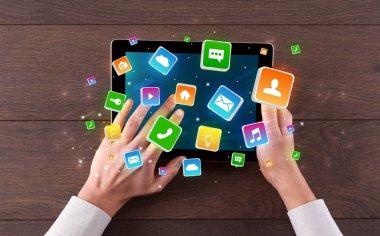 El tablet sıçrama uygulama simgeleri kavramı ile kullanma