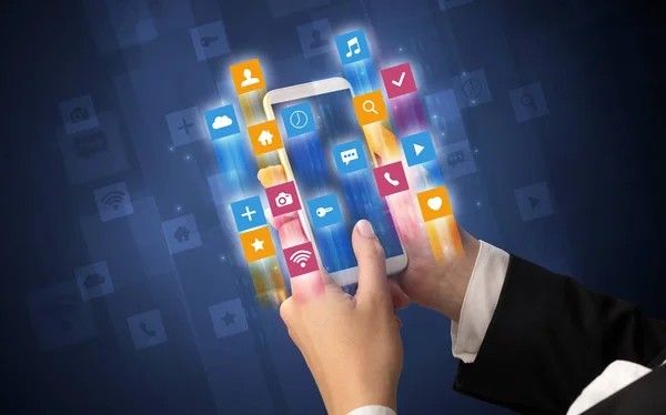 Dłoń ikony aplikacji skośnych za pomocą smartfona — Zdjęcie stockowe