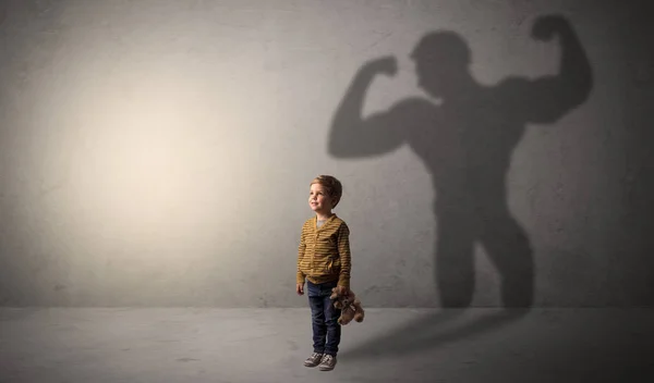 Svalovec stín za rozverné malého chlapce — Stock fotografie