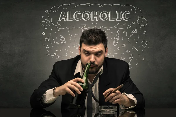 Пьяный мужчина с алкоголем, наркотиками, похмельем, алкоголем, наркотиками — стоковое фото