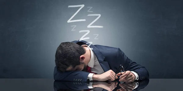 Zakenman viel in slaap op kantoor — Stockfoto