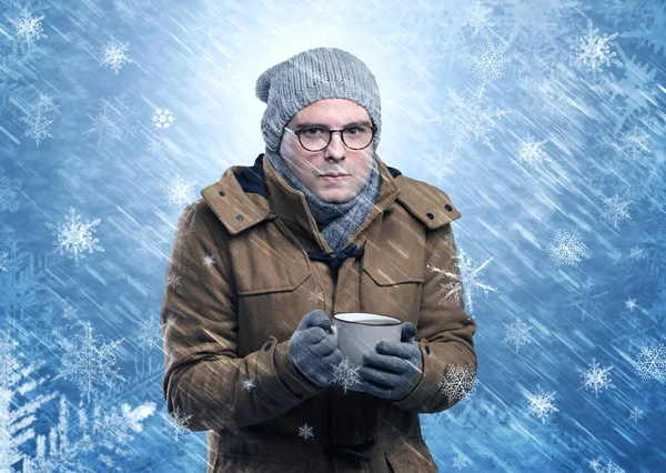 暖かい服とコンセプトを雪で凍結の少年 — ストック写真
