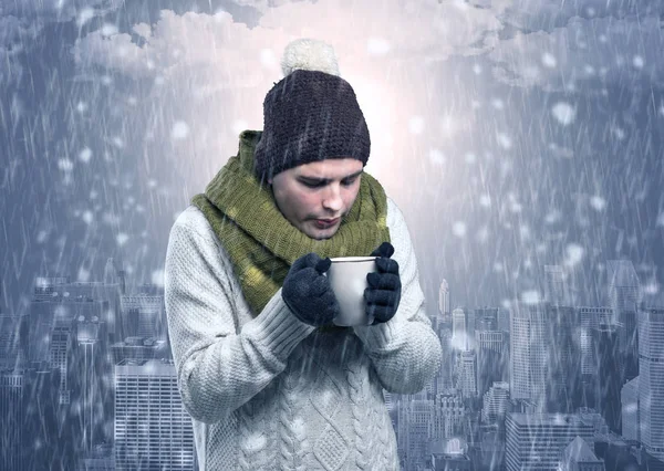 Hideg időjárás fogalma város befagyasztása fiú — Stock Fotó