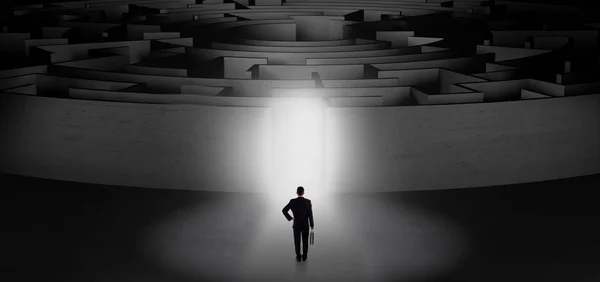 Affärsman börjar en koncentrisk labyrint — Stockfoto