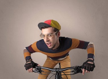 Boş arka plan ile çılgın bisikletçi