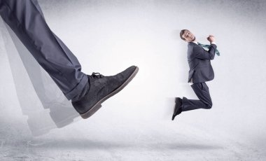 Siyah ayakkabı tekme alana uçup herhangi bir küçük işadamı tarafından Resimli onun işçi, mobbing patron