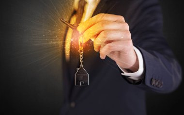 Takım elbiseli adam el tuşları