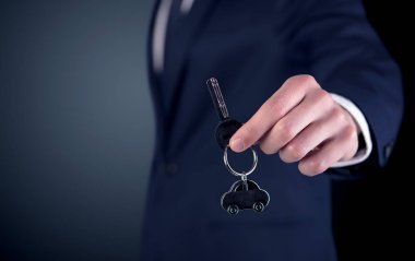 Genç adam el tuşları 