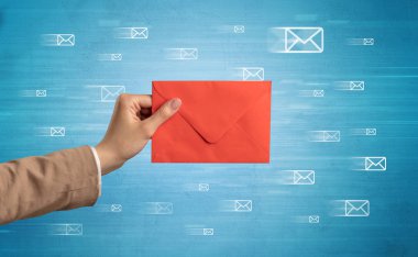 Zarf mesaj sembolleri tutan el