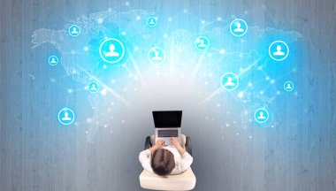 Sosyal medya kavramı ile elini tablete sandalyede oturan kadınla