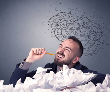 İşadamı buruşuk kağıt üzerinde