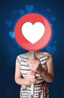 Kalp işareti tutan kadın