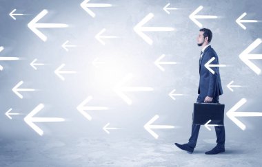 İşadamı bir yolda gidiyor