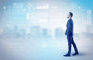 İşadamı ile veritabanı kavramı yürüyüş