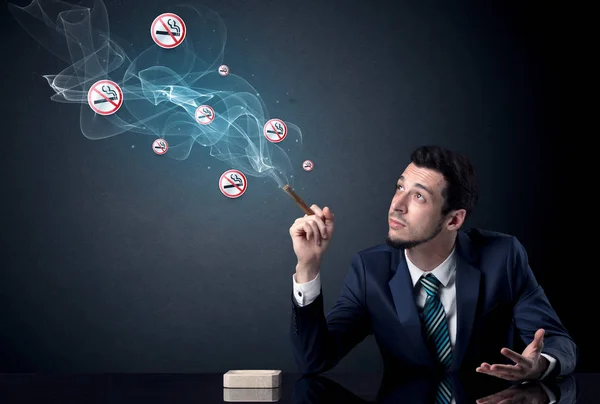 実業家喫煙コンセプト — ストック写真