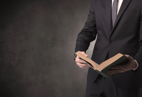 Hombre de negocios sosteniendo un libro. — Foto de Stock