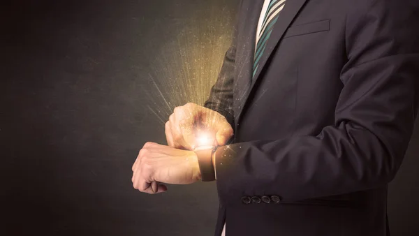 Empresario usando smartwatch . —  Fotos de Stock