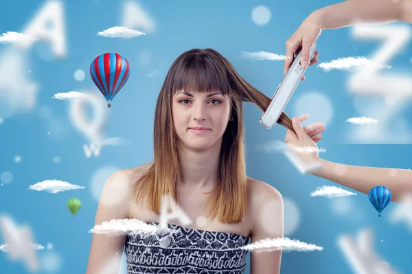 年轻女子在空气气球主题美发师 — 图库照片