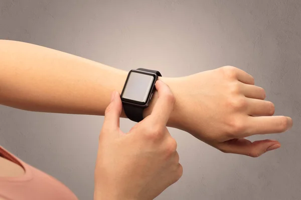 Mano con smartwatch — Foto de Stock