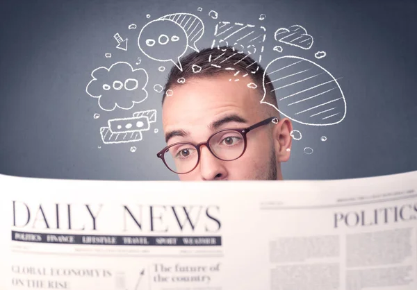 Geschäftsmann liest Zeitung — Stockfoto