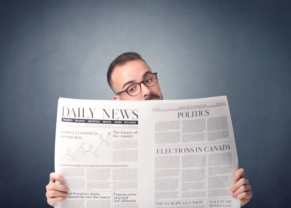 Empresário lendo jornal — Fotografia de Stock