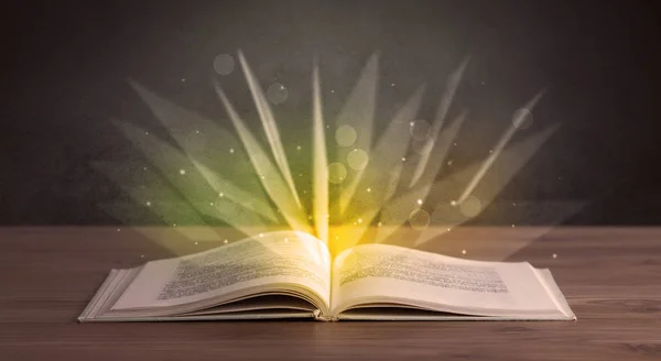 Žlutá světla nad knihou — Stock fotografie