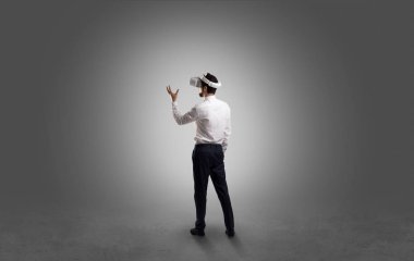 İşadamı vr gözlük ile boş bir odada