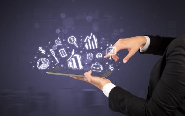 El tutma tablet tebeşir çizilmiş sembolleri yukarıda bulunan