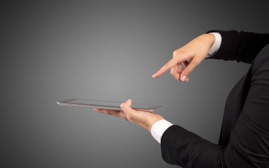 Mockup el holding tablet