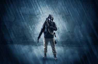 Tehlike adamın önünde bir ufalanan duvar