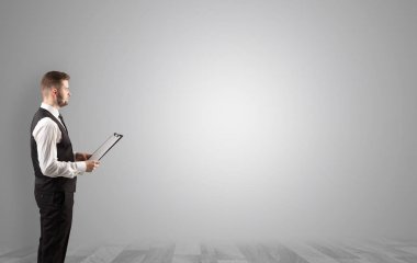 Boş bir alanda ayakta işadamı