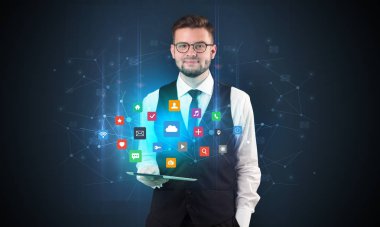 Tablet ve uygulama ile genç işadamı