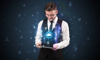 Güvenli bulut kavramı ile işadamı ve tablet