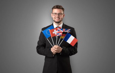 Yakışıklı öğrenci ile ulusal bayrak ayakta