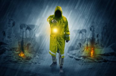 Adam felaket mahallinde parlayan bir fener ile