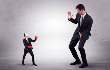 Küçük maskeli işadamı için yalvarıyor işadamı