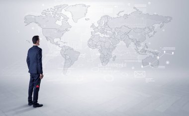 Adam elinde nesnelerle haritaya bakıyordum