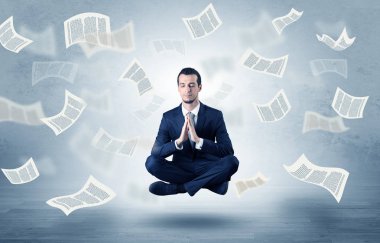 Uçan kağıt kavramı ile meditasyon işadamı