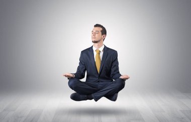 İşadamı bir boşluk kavramı içinde meditasyon