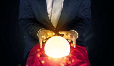 Köpüklü sihirli top ile oturan işadamı