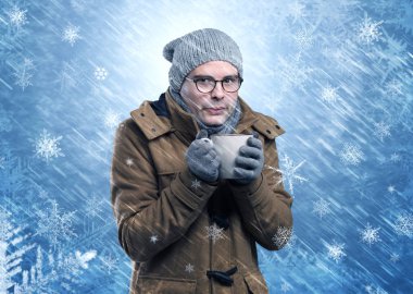 Dondurma sıcak giyim ve kavram kar yağışı içinde çocuk