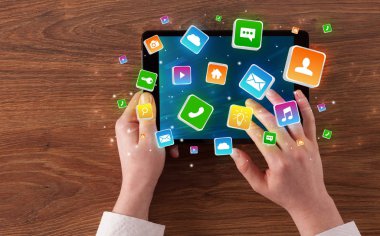 El tablet sıçrama uygulama simgeleri kavramı ile kullanma