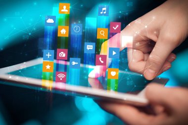 El ile uygulama simgeleri etrafında uçan tablet kullanma