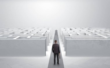 İşadamı arasında iki labirentine düz devam