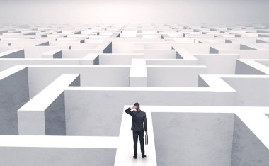 Bir labirentin ortasında küçük iş adamı