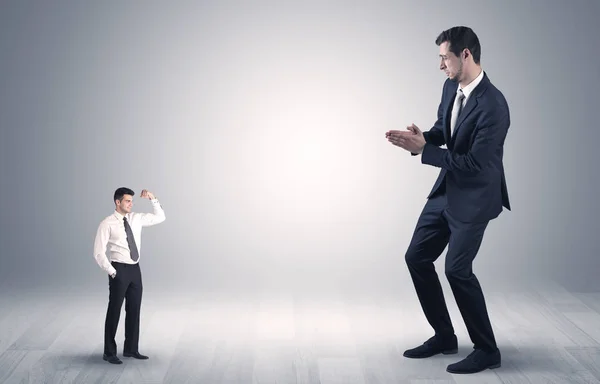 Hombre de negocios gigante asustado de hombre de negocios pequeño —  Fotos de Stock