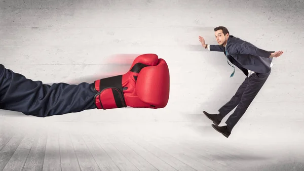 ボクシング グローブと腕に当たるオフィス ワーカーの概念 — ストック写真