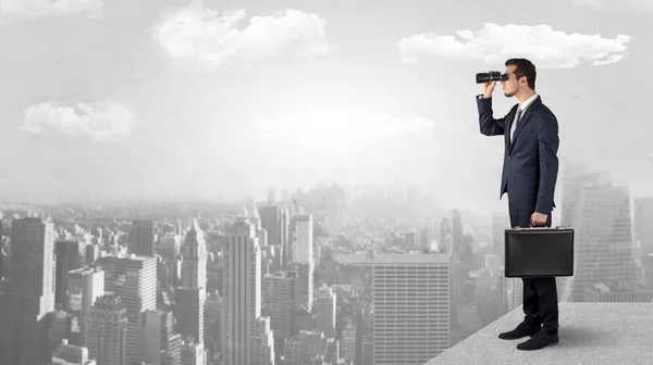 Uomo che guarda avanti dalla cima di un grattacielo — Foto Stock