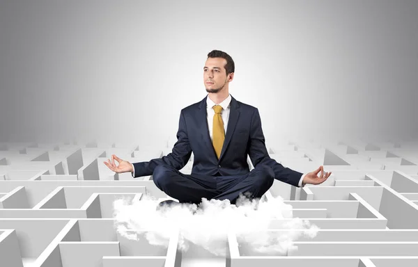 Üzletember meditál egy felhő a maze koncepció — Stock Fotó